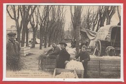 FOLKLORE --  NORMANDIE -- La Normandie - La C.P.A. - N° 8 - La Vie Normande - Le Marché Aux Oeufs - Sonstige & Ohne Zuordnung