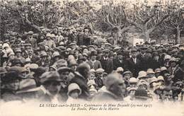 45-LA-SELLE-SUR-LE-BIED- CENTENAIRE DE MME BEZAULT( 15 MAI 1927 ) LA FOULE , PLACE DE LA MAIRIE - Andere Gemeenten