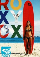 24J : Bikini Girl Standing In Front Of A Tall Surfing Board On Beach Advertisement Postcard - Autres