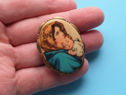 BROCHE ( Medaillon / Foulard ) BROOCH : Porcelaine LIMOGES France ( Voir Photo Svp / Mother & Child ) +/- 32 X 42 Mm.! - Limoges (FRA)