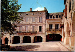 47 MONFLANQUIN - La Place Avec La Mairie - Monflanquin