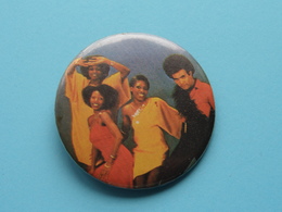 BONEY M : Speld / Badge ( See / Voir Photo Pour Detail ) 1 Stuk ( +/- 5,5 Cm. ) ! - Objets Dérivés