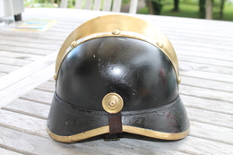 CASQUE DE POMPIER ALLEMAND EN CUIR ET LAITON - Casques & Coiffures