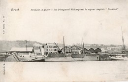 29. CPA. BREST. Pendant La Grève, Les Plougastel Déchargent Le Vapeur Anglais "Elonora." - Staking