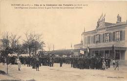 78-HOUDAN- FÊTE DE LA FEDERATION DES POMPIERS 30 AVRIL 1911 LA DELEGATIONS ATTENDANT DEVANT LA GARE .... - Houdan