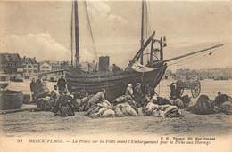 62-BERCK-PLAGE- LA PRIERE SUR LES FILETS AVANT L'EMBARQUEMENT POUR LA PÊCHE DES HARENGS - Berck