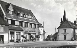 Juvigny-sous-Andaine (Orne) - La Place, Hôtel Au Bon Accueil - Edition Artaud - Carte Gaby N° 1 Non Circulée - Juvigny Sous Andaine