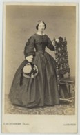 Allemagne . CDV 1860-70 C. Schoenen à Aix-la-Chapelle . Aachen . Jeune Femme élégante Tenant Un Chapeau . Mode . - Alte (vor 1900)