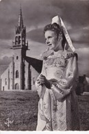 JEUNES DE BRETAGNE - Fillette En Costume De Porzay Devant La Jolie Chapelle De Ste-Anne La Palud - Trachten