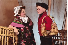 LA BRETAGNE - Coiffe Et Costumes Des Régions D'AUDIERNE, DOUARNENEZ Et CONCARNEAU ( Finistère) - Costumes