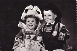 LA BRETAGNE - Enfants En Costume De Fête Des Régions De SCAER, ROSPORDEN Et BANNALEC (Finistère) - Kostums