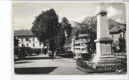 74 SCIONZIER . Place Du Foron , Le Monument  , édit : Combier Mâcon , écrite Années 50 , état Extra - Scionzier