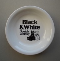 - Coupelle Publicitaire. Scotch Whisky " BLACK & WHITE " - - Autres & Non Classés