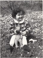Child Holding A Teddy Bear - Jouets Anciens