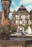 Cp , 68 , KAYSERSBERG , Vieille Maison à Colombages Et Oriel, Fontaine Fleurie Du XVIIIe S. - Kaysersberg