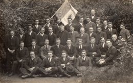 CPA 2547 - Carte Photo - Ecole ? - Drapeau  Sacré Coeur De Jésus - Aumonier - Photo L'HOSTIS à SERVAN - Schulen