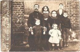 Dépt 62 - BARLIN - Carte-photo Famille Posant Pour Le Photographe VENDEVILLE à Barlin - (1917) - Barlin