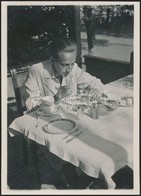 Cca 1931 Kinszki Imre (1901-1945): Ebéd, Jelzés Nélküli Vintage Fotó A Szerző Hagyatékából, 9x6,5 Cm - Other & Unclassified