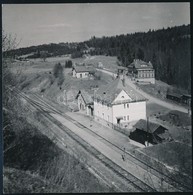 1939 Uzsok, Kárpátalja, Vasútállomás, Hátoldalon Feliratozott Fotó, 9×9 Cm - Other & Unclassified