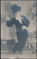Cca 1930 Kis Gentleman, Humoros Gyerekfotó, Fotólap, 13,5×8,5 Cm - Other & Unclassified