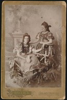 Cca 1900 Népviseletes Hölgyek, Keményhátú Fotó Baker Alajos Selmecbányai Műterméből, 16,5×11 Cm - Other & Unclassified