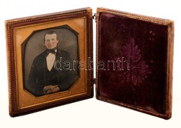 Cca 1850 Férfi Portré, Dagerrotípia, Zárható, Bársony Betétes Bőr Dobozban, 9x8cm / Cca1850 Portrait Of A Man, Daguerreo - Other & Unclassified