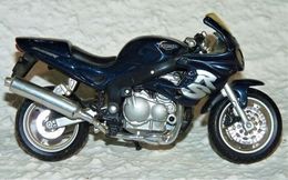 MAISTO MOTO 1/18 TRIUMPH RS 955 I TBE - Moto