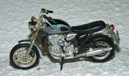 MAISTO MOTO 1/18 TRIUMPH THUNDERBIRD TBE - Motorräder