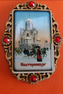 Magnet - RUSSIE - Ekaterinbourg - Eglise, Traineau, Neige TBE - Magnets