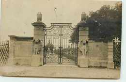 ALLEMAGNE MESCHEDE CARTE PHOTO DE L'ENTREE DU CIMETIERE DU CAMP DE PRISONNIER TOMBE FRANCAISE A DROITE - Meschede