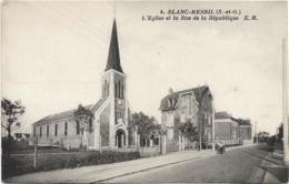 D93 - BLANC MESNIL - L'EGLISE ET LA RUE DE LA REPUBLIQUE - Quelques Cyclistes Près Du Poteau - Le Blanc-Mesnil