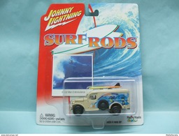 Johnny Lightning - WORLD WAR II AMBULANCE GMC - 2003 Surf Rods 1/64 - Altri & Non Classificati