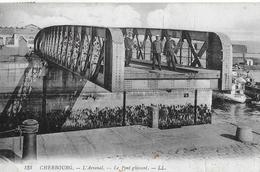 Cherbourg. Le Pont Glissant Et Ses Passagers. - Cherbourg