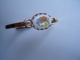 UN BRACELET A MOTIF FLORAL - Armbanden