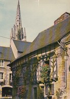 Cp , 56 , JOSSELIN , L'Église Vue Des Vielles Maisons De La Rue Du Château - Josselin