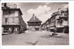 SAINT-CERE - La Place Du Marcadial Et Ses Trois Vielles Maisons - Saint-Céré