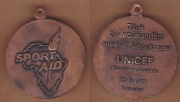 SAC - SPORT AID RUNNING TEARS FOR FEARS TURKISH ATHLETES RUNNING FOR AFRIKA UNICEF - IS BANK 25 MAY 1986 MEDAL - Athlétisme