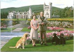 H.M. The Queen And H.R.H. The Duke Of Edinburgh In The Gardens Of Balmoral Castle - Koninklijke Families