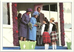 HM The Queen And HM The Queen Mother Are Presented With Traditional White Heather At The Braemar Highland Games - Koninklijke Families