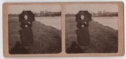 Photo Stereo Originale Photographe De Roanne Femme Ombrelle Parapluie Bord De Loire - Photos Stéréoscopiques