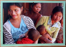 FEMME BEBE AU SEIN ALLAITEMENT CAMBODGE PHOTO CHARLES PIETERS BREASTFEEDING MATERNITE SEINS NUS TETEE - Ethniques, Cultures