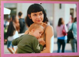 FEMME BEBE AU SEIN ALLAITEMENT ZAGREB CROATIE PHOTO TOMISLAV DOLENEC BREASTFEEDING MATERNITE SEINS NUS TETEE - Etnica & Cultura