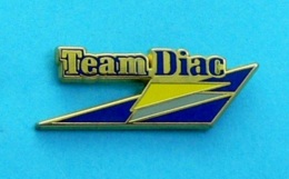 1 PIN'S //   ** TEAM DIAC / RENAULT ** . (Arthus Bertrand Paris) - Renault