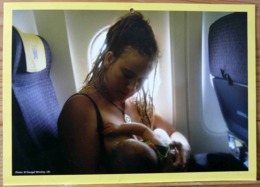 FEMME BEBE AU SEIN ALLAITEMENT EN AVION UK PHOTO DOUGAL WINSHIP BREASTFEEDING MATERNITE SEINS NUS TETEE - Etnica & Cultura