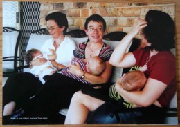 FEMMES BEBES AU SEIN ALLAITEMENT AUSTRALIE 3 SOEURS PHOTO JUDY GIFFORD BREASTFEEDING MATERNITE SEINS NUS TETEE - Ethnics