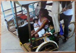 FEMMES BEBE AU SEIN ALLAITEMENT MEXICO PEDICAB TRIPORTEUR PHOTO GINA PINA BREASTFEEDING MATERNITE SEINS NUS TETEE - Völker & Typen