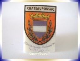 Blason Chateauponsac ... Fève De Limoges Boulangerie Nadaud....Ref AFF : 60-2010 .. (Boite Limoges) - Regiones