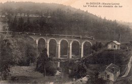 CPA, Saint-Didier, Le Viaduc Du Chemin De Fer Avec Train Traversant - Saint Didier En Velay
