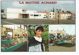 CPM - 85 - LA MOTHE ACHARD - Hotel De Ville - Marché -  - Très Bon état - - La Mothe Achard
