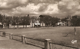 Cpsm Coulonges Sur L'autize  Place Hotel De Ville - Coulonges-sur-l'Autize